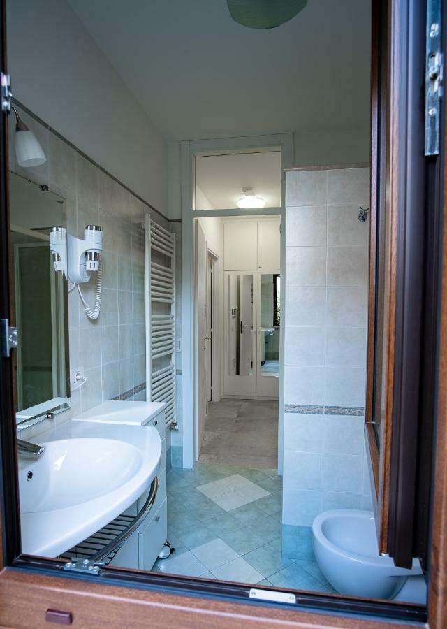 Casa Mary Due - Trilocale Con Giardino Privato A Due Passi Dal Lago Sirmione Exterior photo